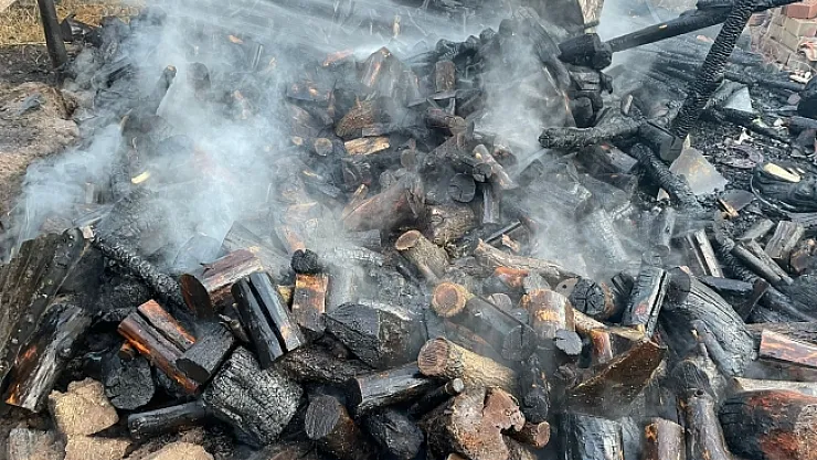 Depoda çıkan yangında tonlarca odun yandı