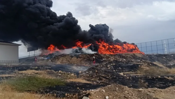 Hurdalık alanda çıkan yangında alevler göğe yükseldi