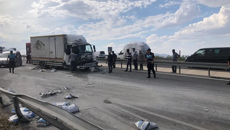 İki kamyon çarpıştı: 3 kişi yaralandı