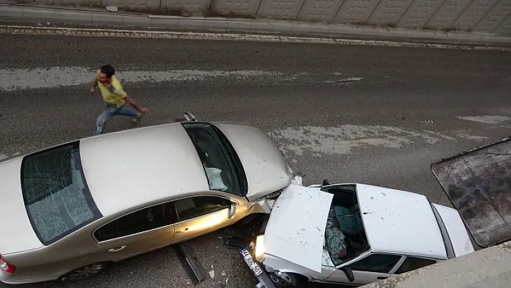 İki otomobil altgeçitte kafa kafaya çarpıştı: 3 yaralı