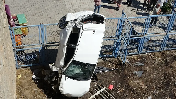 Köprüden uçan araç dik şekilde asılı kaldı