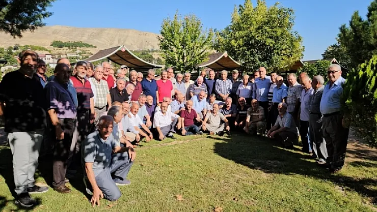 Lise arkadaşları 50 yıl sonra buluştu