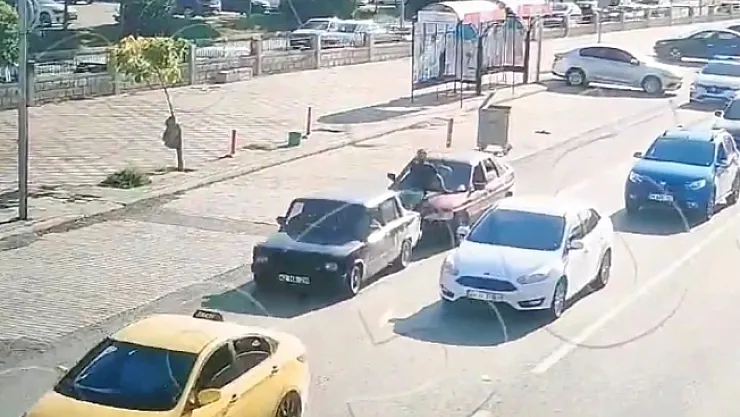 Malatya'da ilginç görüntü! Bozulan aracını ayaklarıyla itti