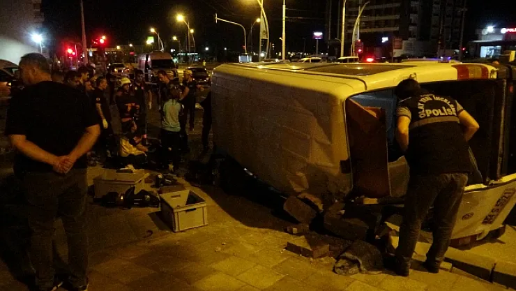 Otomobil ile çarpışan işçi servisi devrildi: 1 ölü, 13 yaralı