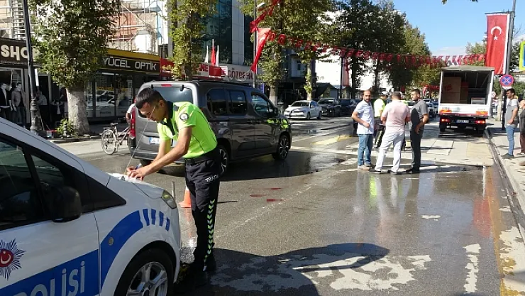Servis aracının çarptığı yaya ağır yaralandı