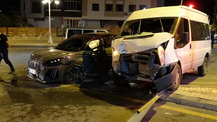 Sivil polis aracının karıştığı kazada 1'i polis 4 kişi yaralandı