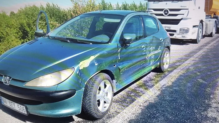 Tır otomobili sürükledi: 3 yaralı