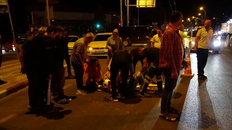 Yayaya çarpan motosiklet metrelerce savruldu: 2 yaralı