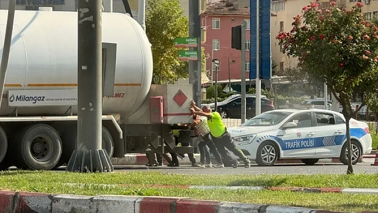 Yolda kalan yakıt tankerini imdadına polis ekipleri yetişti