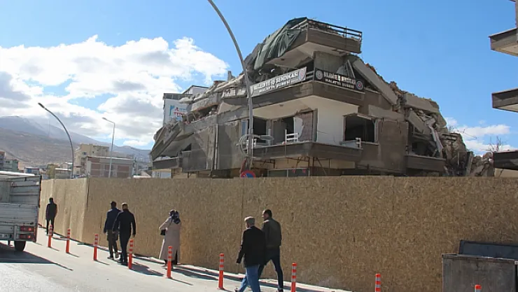 Açıl İş merkezinin bir bloğu nihayet yıkıldı!