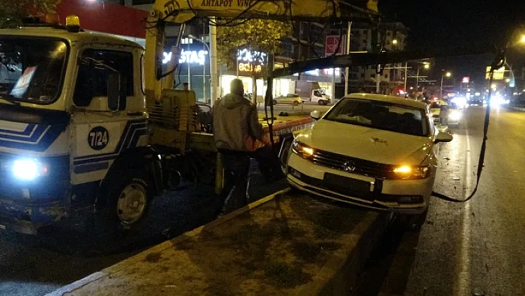 Araç refüjde bordürlerin üzerinde kayarak ilerledi