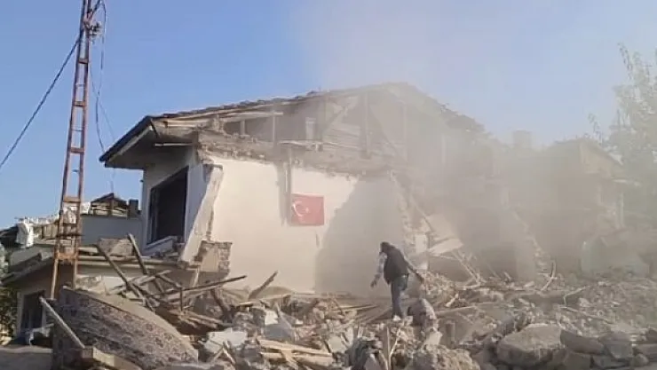 Bayrak hassasiyeti yıkımı durdurdu