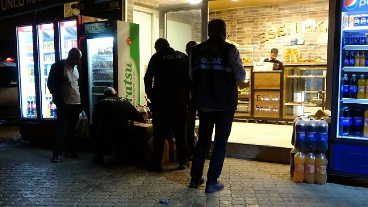 Birbirlerini bıçakla yaralayıp aynı araçla hastaneye gittiler