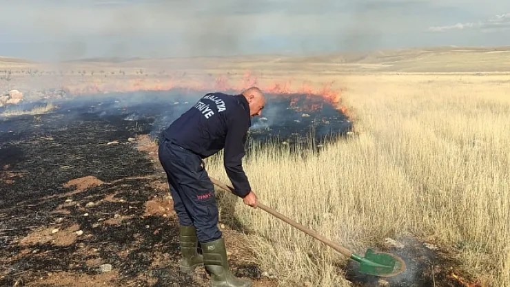Darende'de 2 bin dekar arazide anız yangını