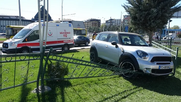Demir korkuluklara saplanan aracı kazık çakarak çıkardılar