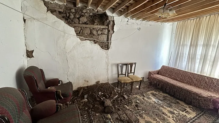Depremde Kale ilçesinde kerpiç evler hasar gördü