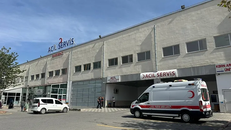 Hafif ticari araç ile motosiklet çarpıştı: 1 ölü, 2 yaralı