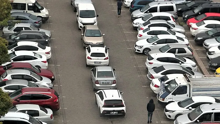 Hastane otoparkında düzensiz park sorunu sürücüleri zorluyor