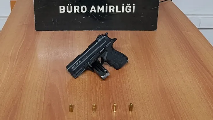 İşyerinde silahla oynarken kazara kendini yaraladı