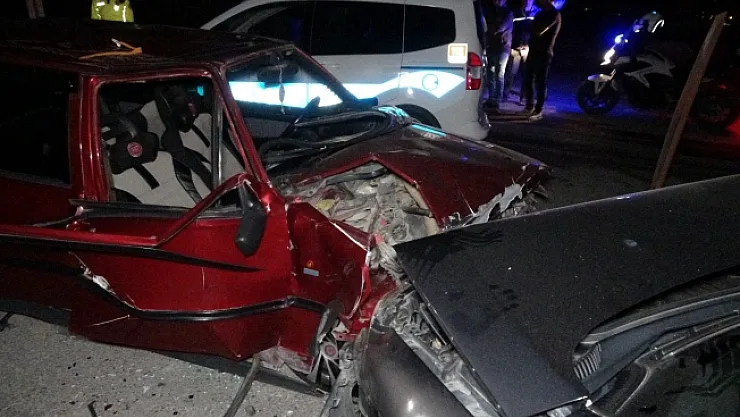 Malatya'da iki otomobil kafa kafaya çarpıştı: 1'i ağır 5 yaralı