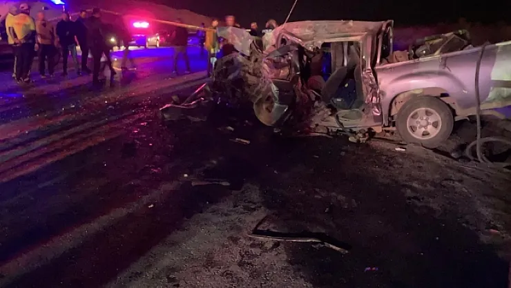 Malatya'da otomobil ile pikap kafa kafaya çarpıştı: 3 ölü, 4 yaralı