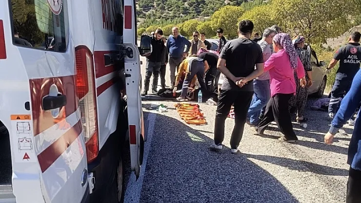 Malatya'da otomobil yön levhasına çarptı: 4 yaralı