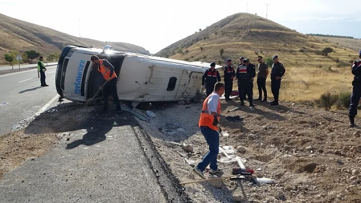 Malatya'da yolcu minibüsü devrildi: 17 yaralı