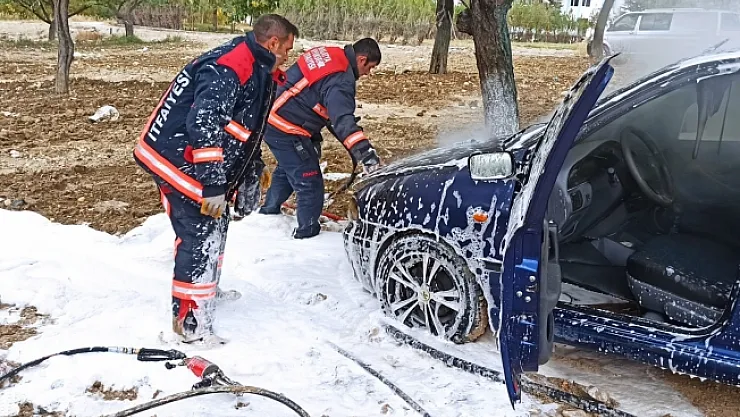Park halindeki araç aniden alev aldı