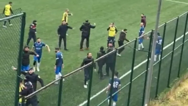 Amatör maçta saha karıştı, futbolcular yaralandı