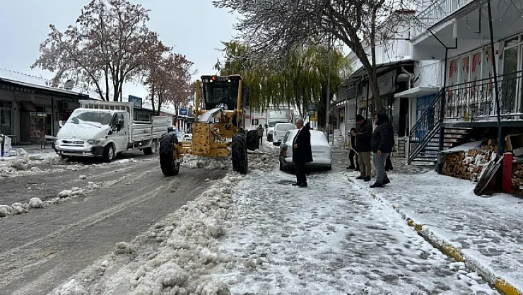 Arguvan'da karla mücadele devam ediyor