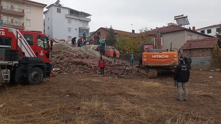 Bina iş makinesinin üstüne devrildi! Operatör enkaz altında