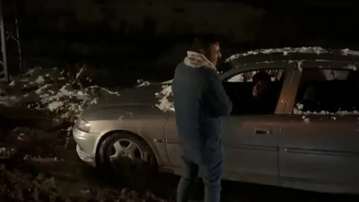 Çamura saplanan araç kurtarıldı