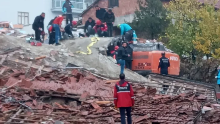 Enkaz altında kalan operatör kurtarıldı