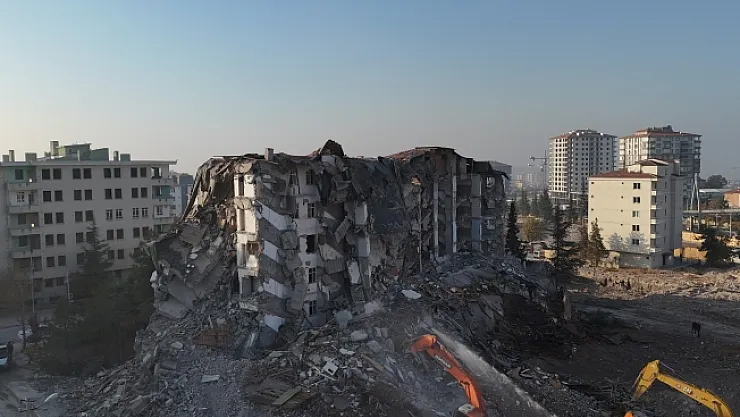 Malatya'da 5 katlı bina korna sesi ile yıkıldı