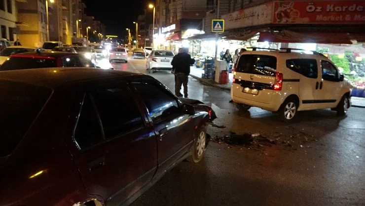 Otomobil ile hafif ticari araç çarpıştı: 1 yaralı