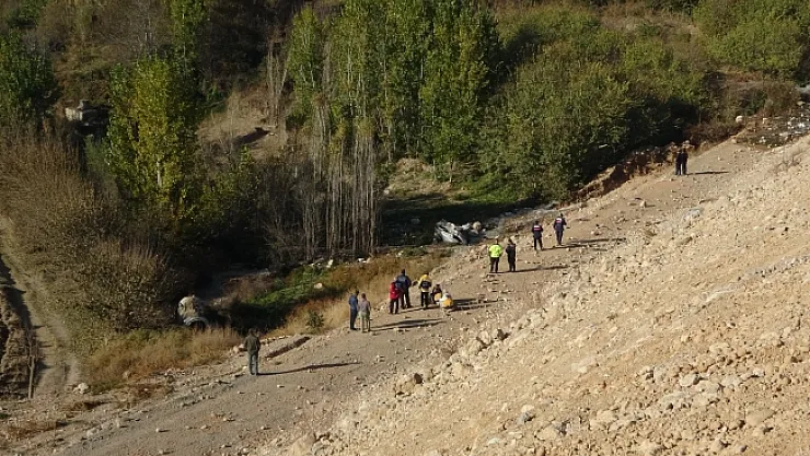 Trafiğe kapalı yola giren araç dere yatağına uçtu: 1 ölü