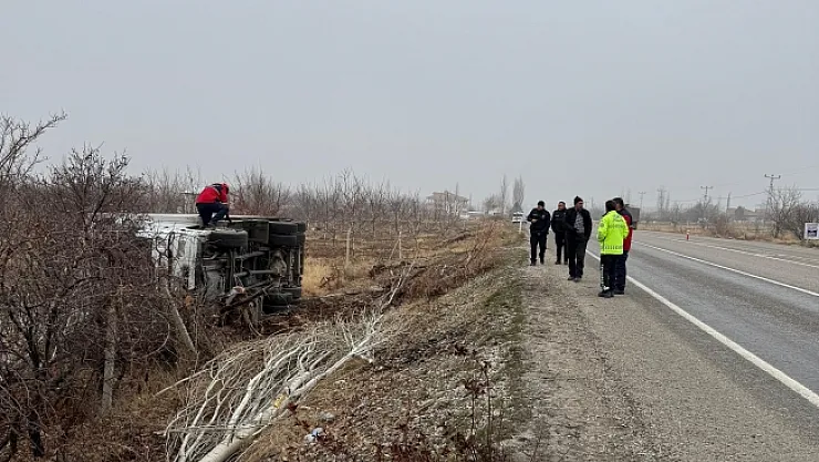 Devrilen kamyonun sürücüsü yaralandı