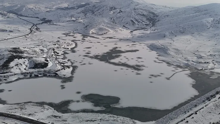 Göletin yüzeyi buz tuttu