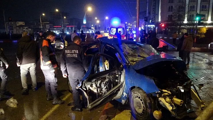Malatya'da feci kaza...  2 araç hurdaya döndü: 1 ölü, 3 yaralı