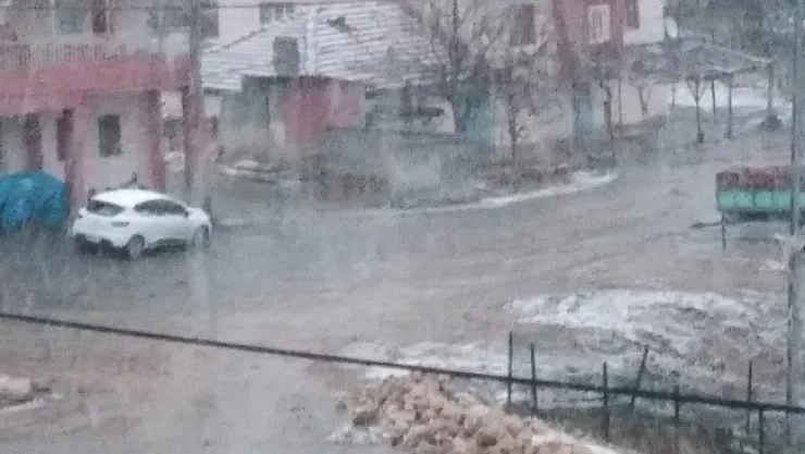 Malatya'da yüksek rakımlı bölgelerde kar yağışı etkili oldu