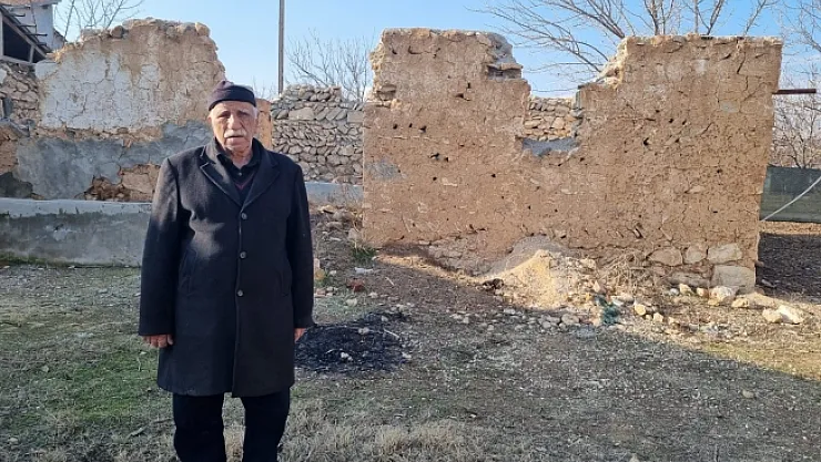 23 aydır ağır hasarlı ahırını yıktıramadı!