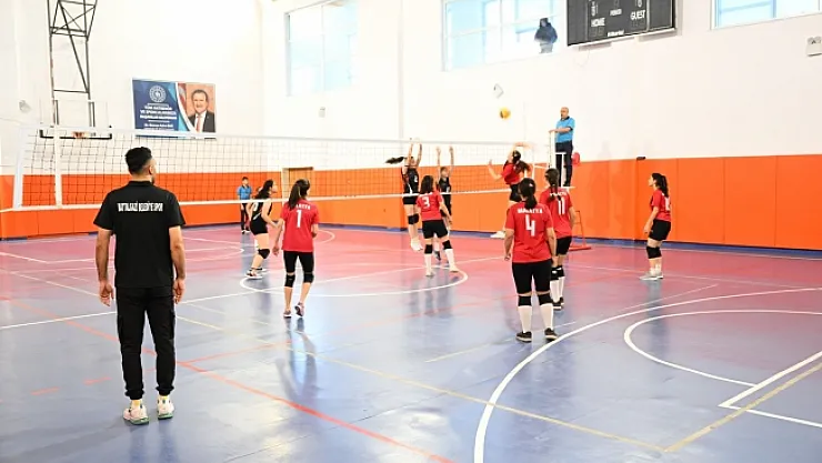 Battalgazi Yıldız Kızlar Voleybol Takımı 3-0 galip