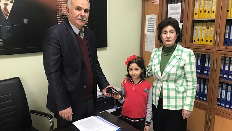 İlkokul öğrencisinden örnek davranış