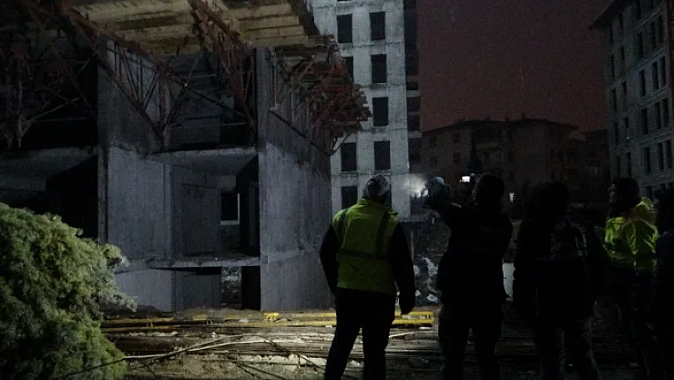 İnşaat işçisi 15 metre yükseklikten düştü