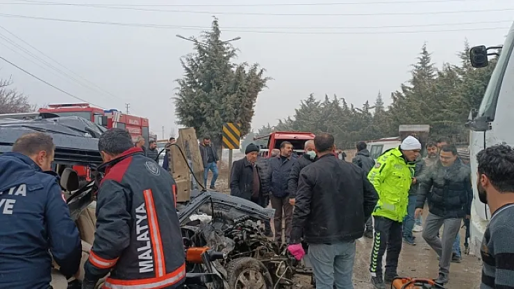 Malatya'da kamyon ile hafif ticari araç çarpıştı: 3 yaralı