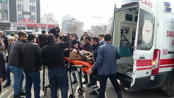 Yolun karşısında geçmeye çalışan kadına beton mikseri çarptı