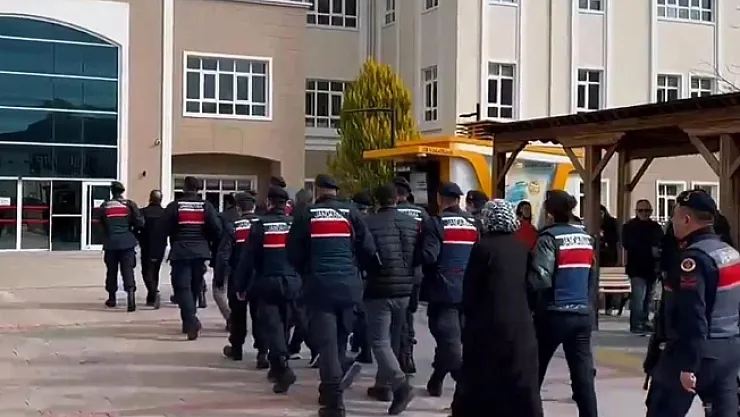 22 ilde FETÖ'ye &quotKıskaç" operasyonları: 24 tutuklama