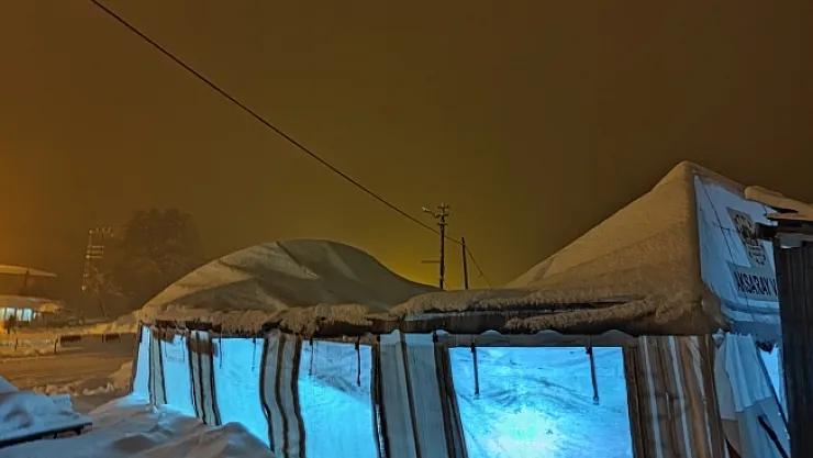 Akçadağ'da mescit olarak kullanılan çadır çöktü!