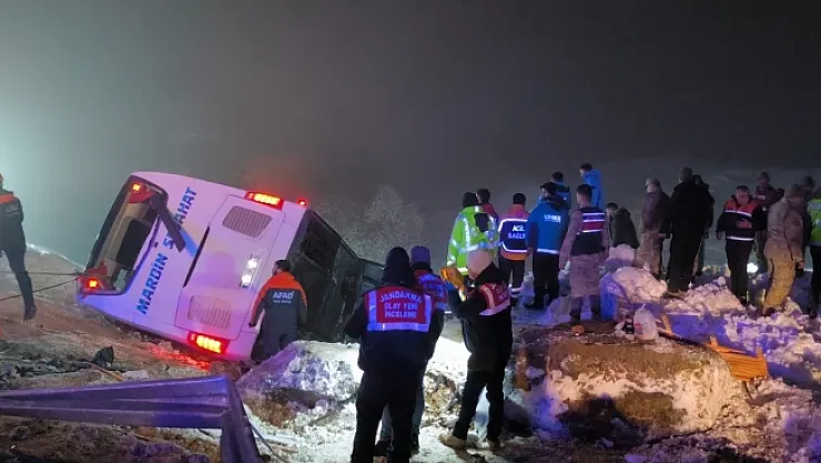 Bingöl'de yolcu otobüsü devrildi: 5 ölü, 31 yaralı
