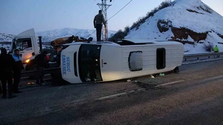 Malatya'da kontrolden çıkan minibüs devrildi : 11 yaralı